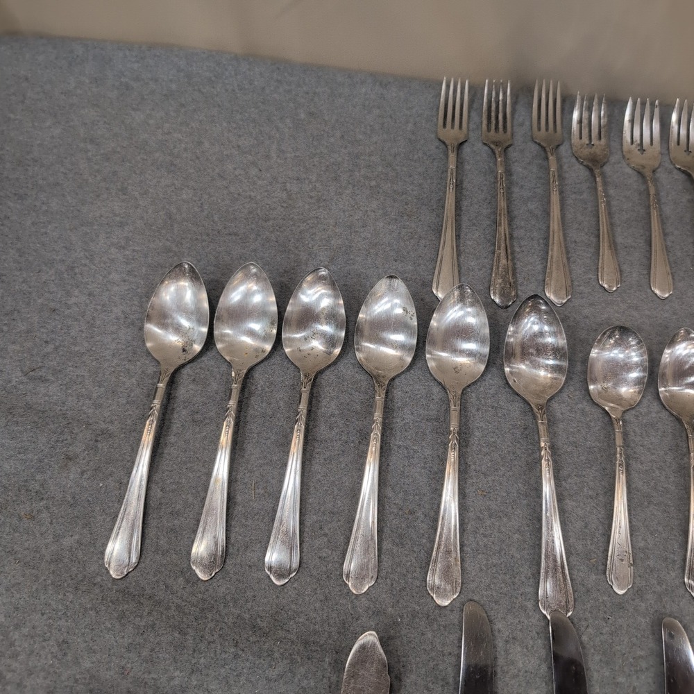 Oneida Community Tudor Plate Silver Plated Flatware Set 25 Pieces Floral Scroll - Picture 4 of 7